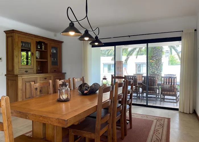 House * 蓬塔德尔加达